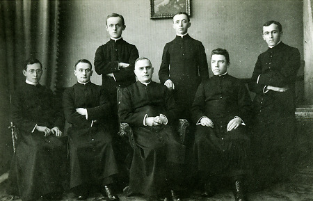 Junge Priester des Priesterseminars Limburg, um 1920