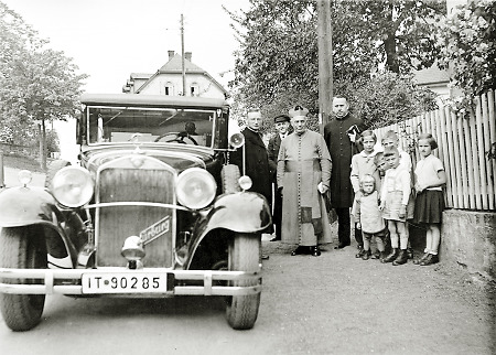 Der Limburger Bischof mit seinem Dienstfahrzeug, um 1933
