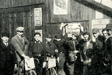 Die Marburger SA beim Kleben von Plakaten in Dexbach, 1928
