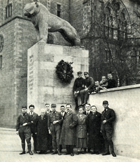 NSDAP-Mitglieder bei der Totenehrung am Gefallenendenkmal in Marburg, 9. November 1927