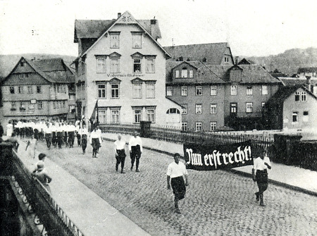 Aufzug der Marburger SA während des Uniformverbots, Juli 1930