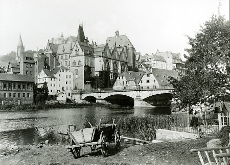 Die „Alte Universität“ von Marburg – Blick von Weidenhausen, um 1905
