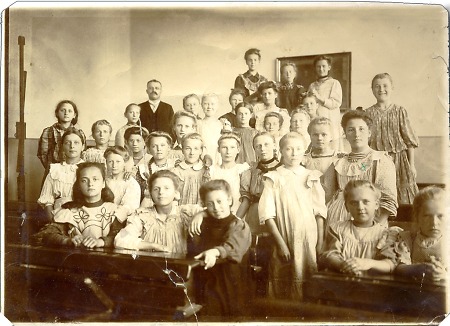 Die Schülerinnen der letzten Klasse in Frankenberg, 1908/09