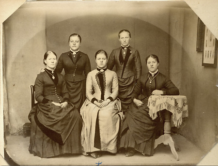 Fünf Frauen aus Frankenberg, um 1887