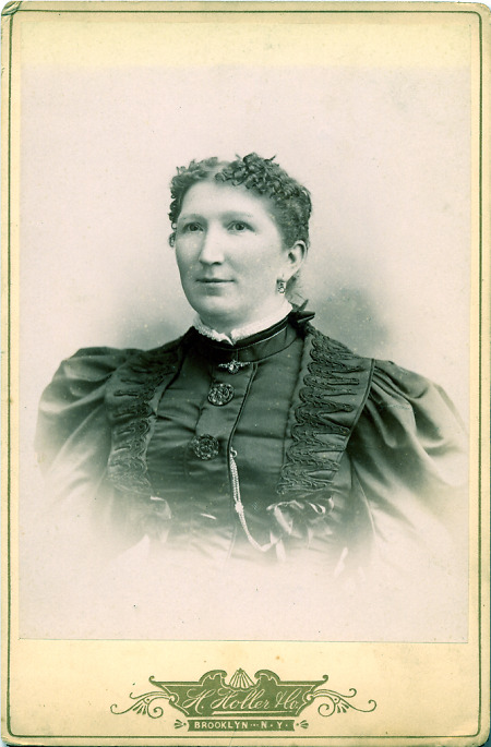 Frau aus Marburg nach der Auswanderung in New York, um 1898