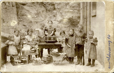 Spielende Kinder in Marburg, um 1900