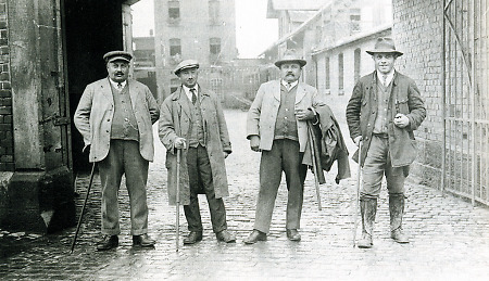 Vier jüdische Kälberhändler vor dem Marburger Schlachthof, um 1930