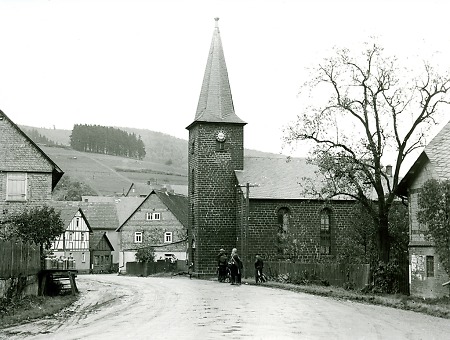Kirche und Ortsdurchfahrt von Oberdieten, 1952