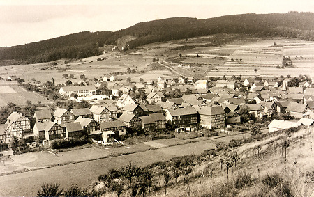 Oberdieten vom Hellerberg aus gesehen, um 1954