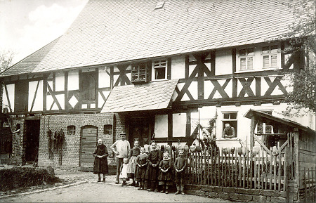 Familie vor einem Haus in Oberdieten, 1912