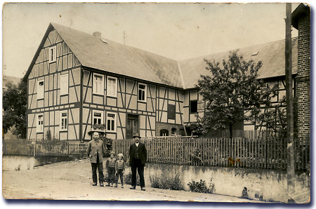 Personen vor einem Haus in Oberdieten, um 1926