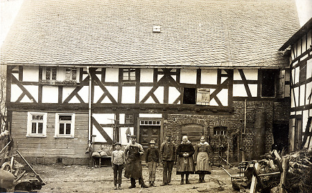 Schmiedefamilie aus Oberdieten vor ihrem Haus, 1912