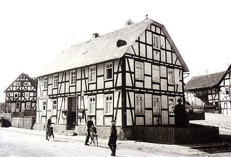 Die alte Schule in Oberdieten, um 1960