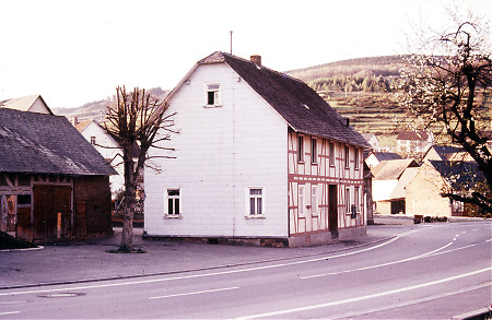 Die alte Schule in Oberdieten vor dem Abriss, 1974