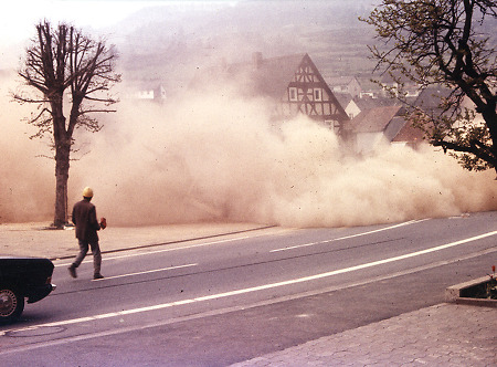 Abbruch der alten Schule in Oberdieten (5), April 1974