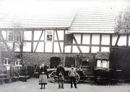 Familie vor ihrem Haus in Oberdieten, um 1912