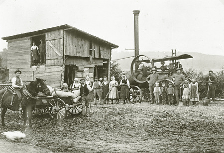 Dreschmaschine in Hachborn, um 1925