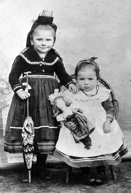 Zwei Mädchen aus Hachborn, um 1920