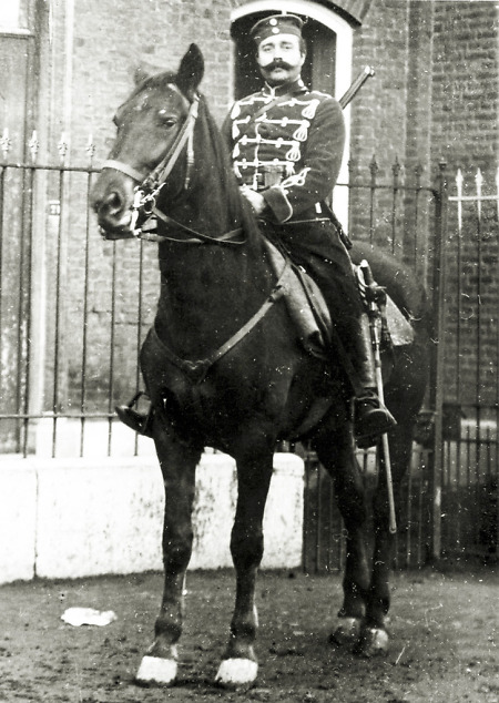 Mann aus Hachborn als Berittener in Paradeuniform, vor 1914