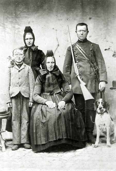 Familie aus Hachborn mit Hund, vor 1914