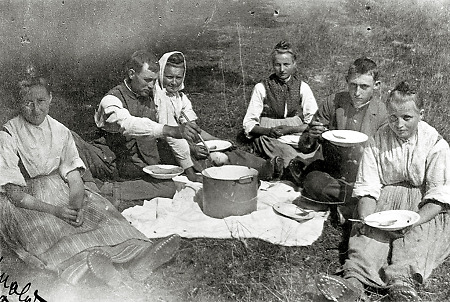 Mittagessen des Gesindes bei der Feldarbeit in Hachborn, um 1907