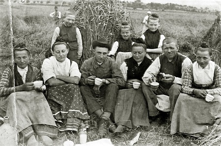 Erntemannschaft in Hachborn bei der Rast, um 1907