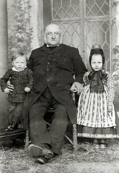 Großvater mit Enkelkindern in Hachborn, um 1910