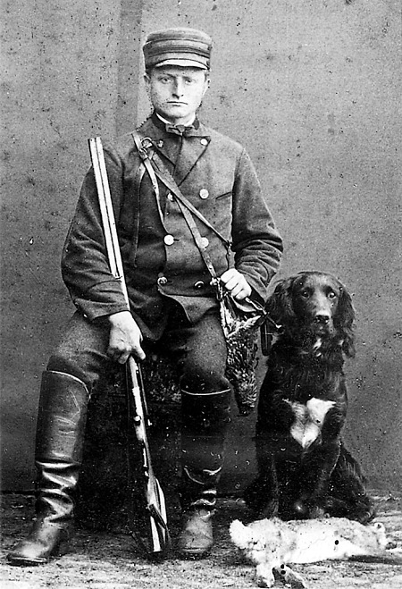 Jäger aus Hachborn mit Hund, um 1910