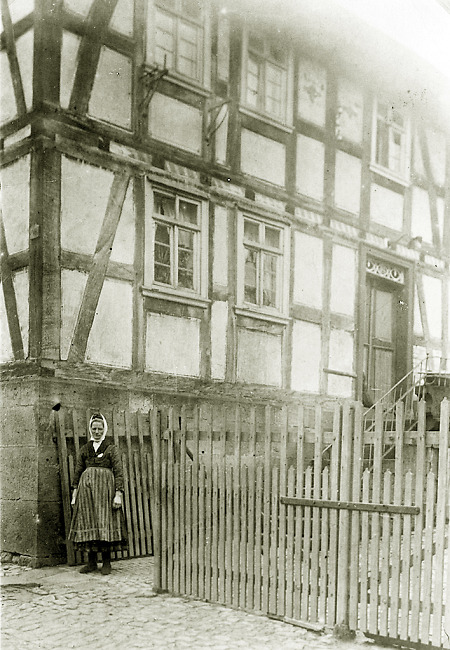 Frau am Hoftor in Hachborn, um 1910