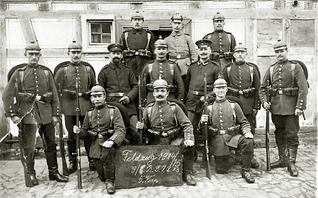 Soldaten (darunter ein Mann aus Hachborn) während des Feldzugs, um 1914/15