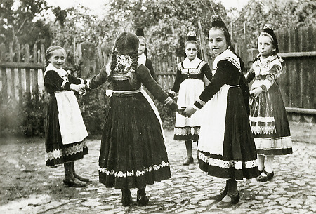 Mädchen aus Hachborn beim Spielen, 1930er Jahre