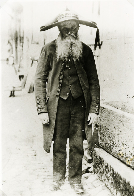 Alter Mann aus Hachborn in Tracht, um 1890