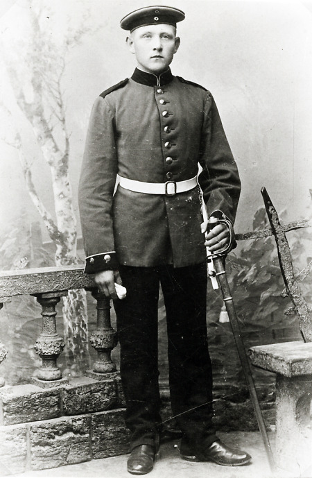 Soldat aus Hachborn in Paradeuniform, vor 1914