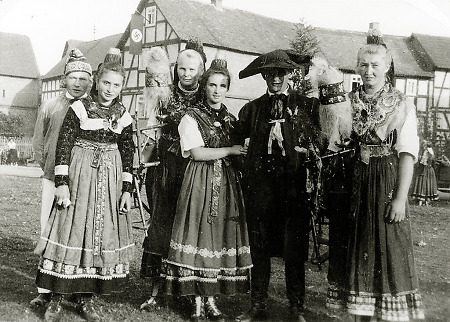 Männer und Frauen in Tracht beim Erntedankfest in Ebsdorf, 1933