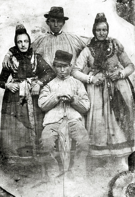 Zwei Männer und zwei Frauen in Hachborn (?), um 1890?