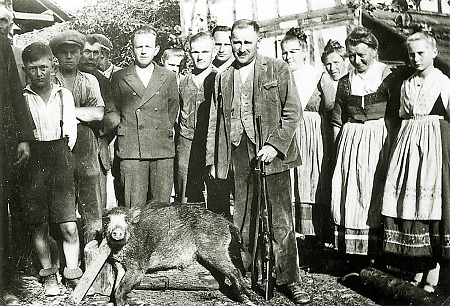 Jäger und Dorfbewohner aus Hachborn mit einem erlegten Wildschwein, um 1920