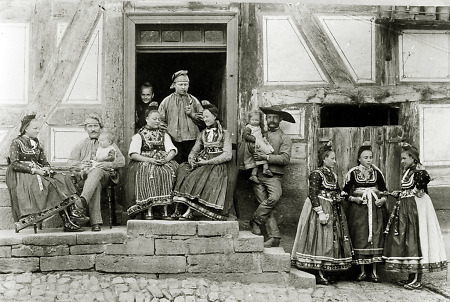 Personengruppe in Hachborn in Marburger Tracht, 1896