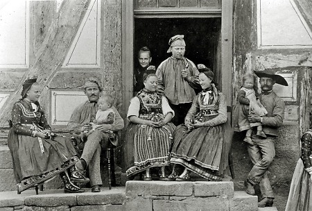 Personengruppe in Hachborn in Tracht, 1896 (Ausschnitt)