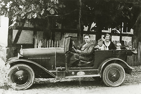 Hachborner Familie im offenen Auto, um 1935