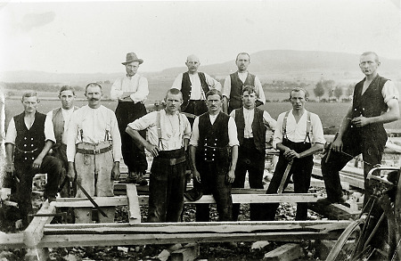 Hachborner Zimmerleute auf dem Zimmerplatz, um 1921-1924