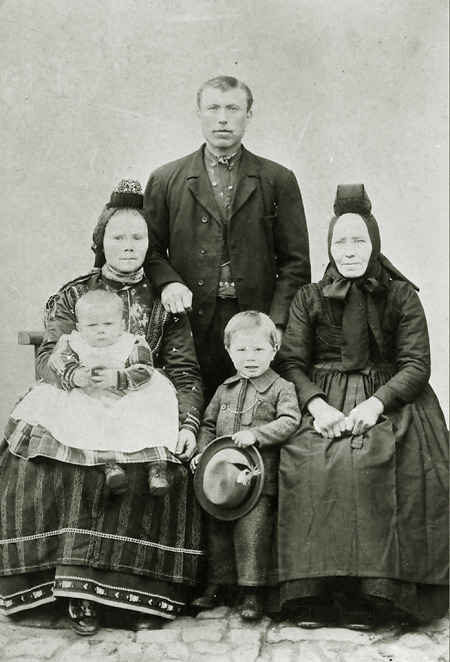 Hachborner Familie mit zwei Söhnen und Mutter des Ehemanns, 1907