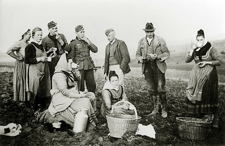Frühstück bei der Kartoffelernte an der Straßmühle bei Hachborn, 1940-1944