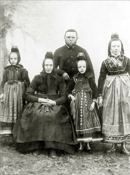 Familie aus Hachborn mit drei Töchtern, um 1900?
