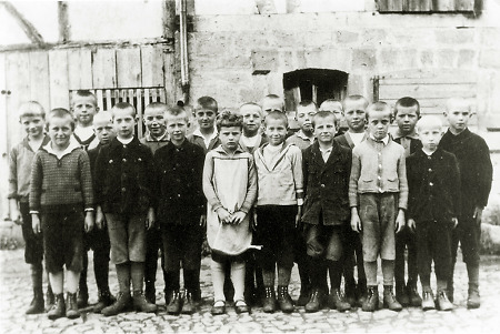 Jungen der Jahrgänge 1919-1921 in Hachborn, um 1930