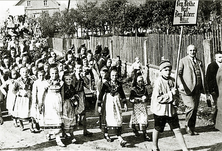 Umzug von Kindern beim Erntedankfest in Ebsdorf, 1933