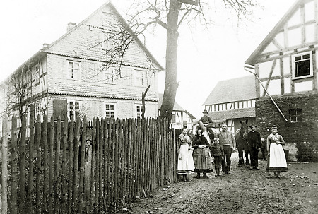 Familie vor ihrem Hof in Sterzhausen, um 1910?