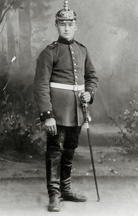 Soldat aus Winnen bei der Feldartillerie, um 1900