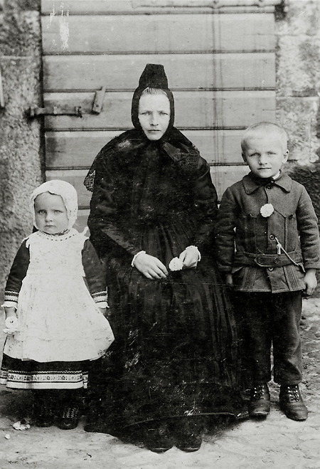 Witwe aus Hachborn mit ihren zwei Kindern, 1914-1918?