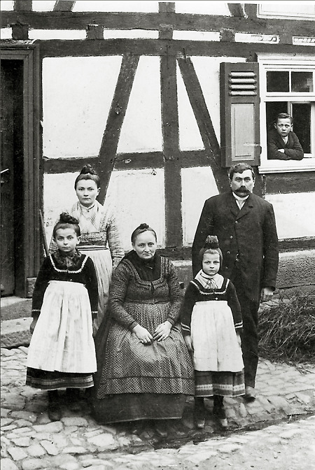 Schneidermeister aus Hachborn mit Familie vor dem Haus, um 1920