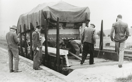 Verladen der letzten Dreschmaschine aus Hachborn auf die Marburger Kreisbahn, um 1965